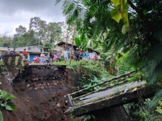 Hujan lebat yang mengguyur Kabupaten Lumajang selama dua hari terakhir menyebabkan jembatan penghubung antara Kecamatan Senduro dan Kecamatan Gucialit di Desa Kandangan, Kecamatan Senduro ambrol. (Foto: Asmadi).