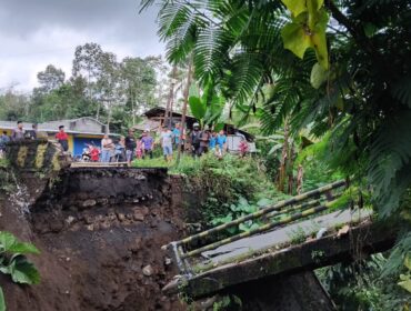 Hujan lebat yang mengguyur Kabupaten Lumajang selama dua hari terakhir menyebabkan jembatan penghubung antara Kecamatan Senduro dan Kecamatan Gucialit di Desa Kandangan, Kecamatan Senduro ambrol. (Foto: Asmadi).