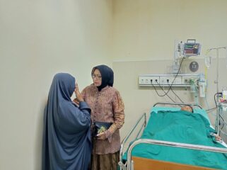Bupati Lumajang, Indah Amperawati menjenguk Muhammad Hafiz Nazriel (15) yang mengalami kecelakaan. (Foto: Asmadi)