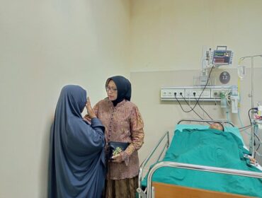 Bupati Lumajang, Indah Amperawati menjenguk Muhammad Hafiz Nazriel (15) yang mengalami kecelakaan. (Foto: Asmadi)