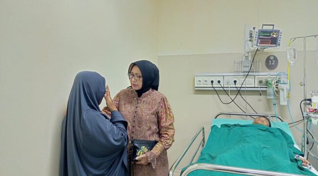 Bupati Lumajang, Indah Amperawati menjenguk Muhammad Hafiz Nazriel (15) yang mengalami kecelakaan. (Foto: Asmadi)