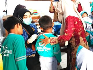 Sebagai bagian dari Bulan Imunisasi Anak Sekolah (BIAS), puluhan siswa MI Tarbiyatul Mubtadiin, Desa Labruk Lor, Kecamatan Lumajang, menjalani imunisasi MR dan HPV