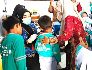 Sebagai bagian dari Bulan Imunisasi Anak Sekolah (BIAS), puluhan siswa MI Tarbiyatul Mubtadiin, Desa Labruk Lor, Kecamatan Lumajang, menjalani imunisasi MR dan HPV
