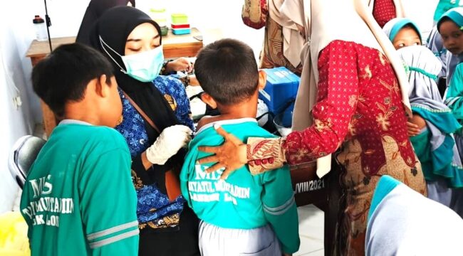 Sebagai bagian dari Bulan Imunisasi Anak Sekolah (BIAS), puluhan siswa MI Tarbiyatul Mubtadiin, Desa Labruk Lor, Kecamatan Lumajang, menjalani imunisasi MR dan HPV