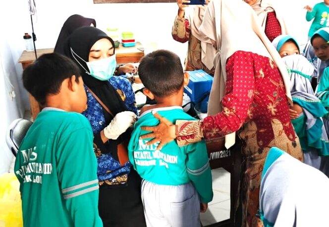 
					Sebagai bagian dari Bulan Imunisasi Anak Sekolah (BIAS), puluhan siswa MI Tarbiyatul Mubtadiin, Desa Labruk Lor, Kecamatan Lumajang, menjalani imunisasi MR dan HPV
