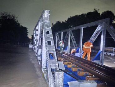 SIAGA: Petugas KAI Daop 9 Jember saat melakukan pengecekan rel kereta api di lintas di wilayahnya. (Foto: istimewa)