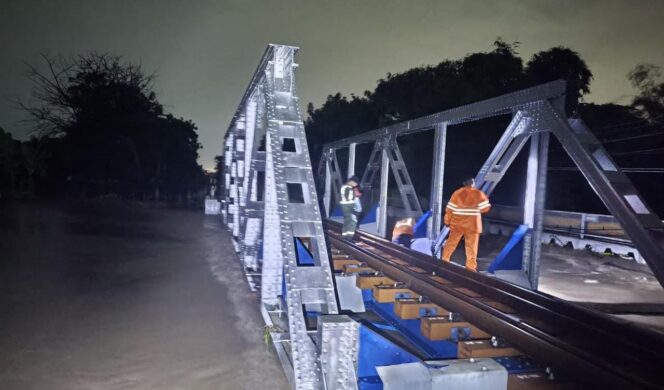 
					SIAGA: Petugas KAI Daop 9 Jember saat melakukan pengecekan rel kereta api di lintas di wilayahnya. (Foto: istimewa)