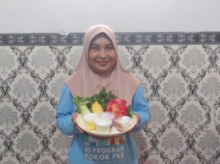 KREATIF: Warga Kelurahan Pohsangit Kidul, Kecamatan Kademangan, Kota Probolinggo, Ika Amalia, memegang es krim sayur hasil buatannya. (Foto: Hafiz Rozani).