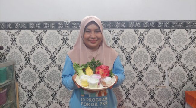 KREATIF: Warga Kelurahan Pohsangit Kidul, Kecamatan Kademangan, Kota Probolinggo, Ika Amalia, memegang es krim sayur hasil buatannya. (Foto: Hafiz Rozani).