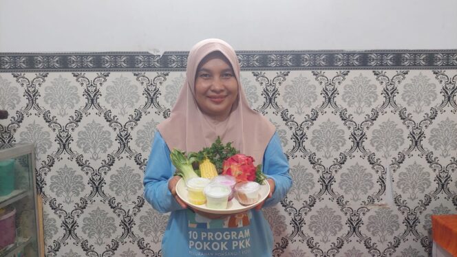 
					KREATIF: Warga Kelurahan Pohsangit Kidul, Kecamatan Kademangan, Kota Probolinggo, Ika Amalia, memegang es krim sayur hasil buatannya. (Foto: Hafiz Rozani).