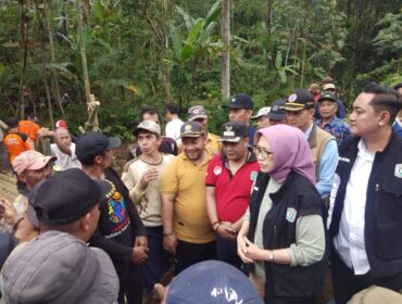 Hujan lebat yang mengguyur Kabupaten Lumajang selama dua hari terakhir menyebabkan jembatan penghubung antara Kecamatan Senduro dan Kecamatan Gucialit di Desa Kandangan, Kecamatan Senduro (Asmadi).