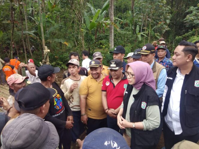 
					Hujan lebat yang mengguyur Kabupaten Lumajang selama dua hari terakhir menyebabkan jembatan penghubung antara Kecamatan Senduro dan Kecamatan Gucialit di Desa Kandangan, Kecamatan Senduro (Asmadi).