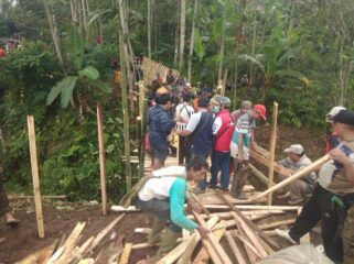 Tanpa menunggu lama, warga dari empat desa terdampak seperti Kandangan, Cempoko Ayu, Bedayu, dan Bedayu Talang, turun tangan membangun jembatan darurat dari bambu (Asmadi).