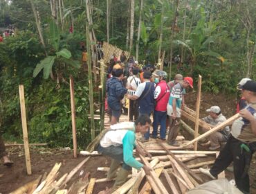 Tanpa menunggu lama, warga dari empat desa terdampak seperti Kandangan, Cempoko Ayu, Bedayu, dan Bedayu Talang, turun tangan membangun jembatan darurat dari bambu (Asmadi).