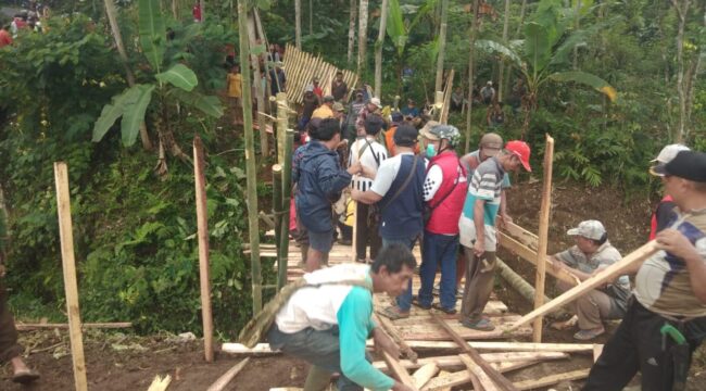 Tanpa menunggu lama, warga dari empat desa terdampak seperti Kandangan, Cempoko Ayu, Bedayu, dan Bedayu Talang, turun tangan membangun jembatan darurat dari bambu (Asmadi).