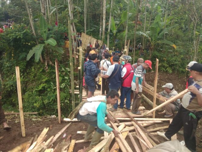 
					Tanpa menunggu lama, warga dari empat desa terdampak seperti Kandangan, Cempoko Ayu, Bedayu, dan Bedayu Talang, turun tangan membangun jembatan darurat dari bambu (Asmadi).