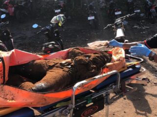 DIEVAKUASI: Mayat Mr. X di jalur Pendakian Gunung Arjuno Pasuruan setelah dievakuasi dari lokasi temuan. (foto: Moh. Rois).