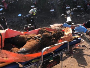 DIEVAKUASI: Mayat Mr. X di jalur Pendakian Gunung Arjuno Pasuruan setelah dievakuasi dari lokasi temuan. (foto: Moh. Rois).