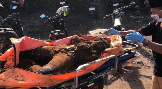 DIEVAKUASI: Mayat Mr. X di jalur Pendakian Gunung Arjuno Pasuruan setelah dievakuasi dari lokasi temuan. (foto: Moh. Rois).