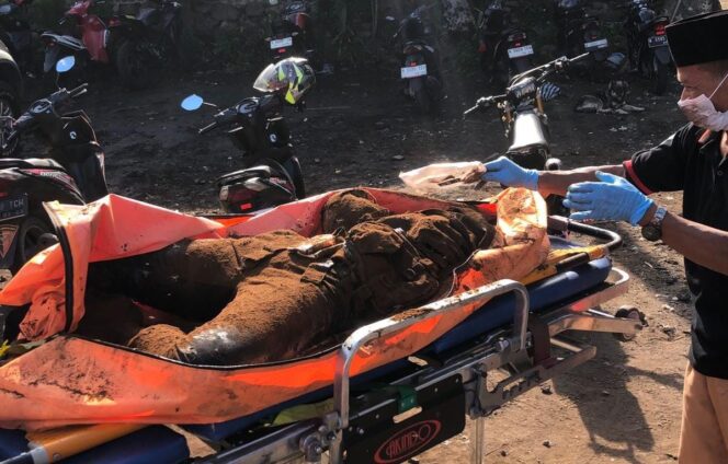 
					DIEVAKUASI: Mayat Mr. X di jalur Pendakian Gunung Arjuno Pasuruan setelah dievakuasi dari lokasi temuan. (foto: Moh. Rois).