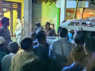 TIBA: Jenazah pekerja migran, Musleh, saat tiba di rumah duka Desa Ranuagung, Kecamatan Tiris, Kabupaten Probolinggo, Sabtu (21/8/25) malam. (foto: Moh. Bilal).