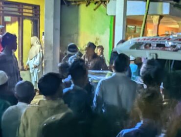 TIBA: Jenazah pekerja migran, Musleh, saat tiba di rumah duka Desa Ranuagung, Kecamatan Tiris, Kabupaten Probolinggo, Sabtu (21/8/25) malam. (foto: Moh. Bilal).