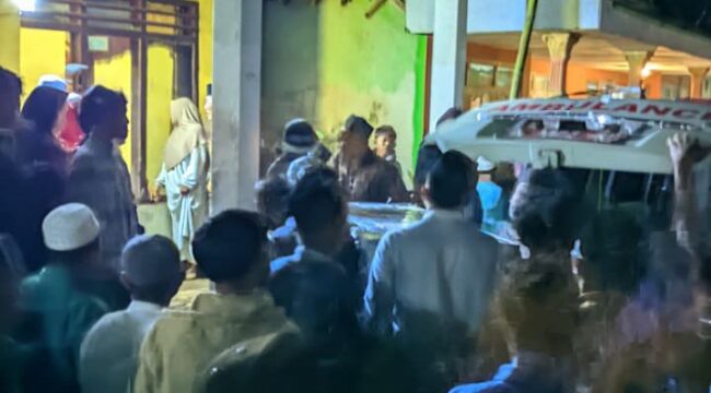 TIBA: Jenazah pekerja migran, Musleh, saat tiba di rumah duka Desa Ranuagung, Kecamatan Tiris, Kabupaten Probolinggo, Sabtu (21/8/25) malam. (foto: Moh. Bilal).