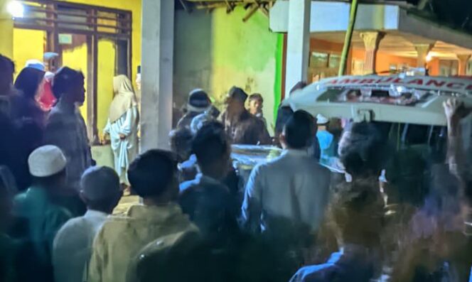 
					TIBA: Jenazah pekerja migran, Musleh, saat tiba di rumah duka Desa Ranuagung, Kecamatan Tiris, Kabupaten Probolinggo, Sabtu (21/8/25) malam. (foto: Moh. Bilal).