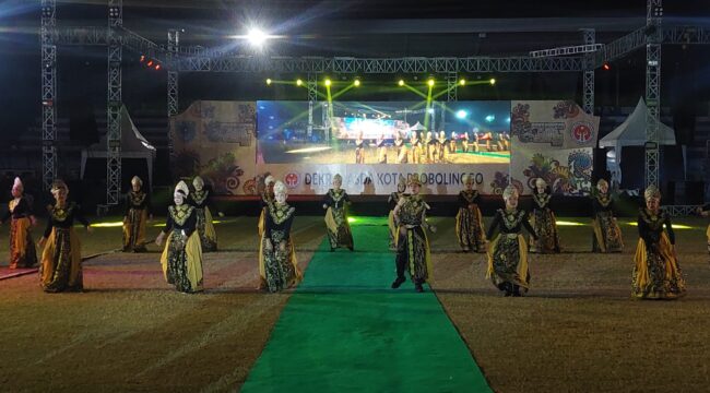 MERIAH: Suasana kemeriahan Batik In Motion 2025 di Stadion Bayuangga Kota Probolinggo. (foto: Hafiz Rozani).