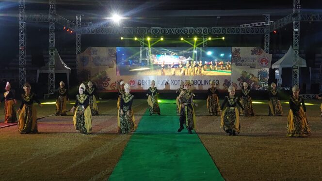 
					MERIAH: Suasana kemeriahan Batik In Motion 2025 di Stadion Bayuangga Kota Probolinggo. (foto: Hafiz Rozani).