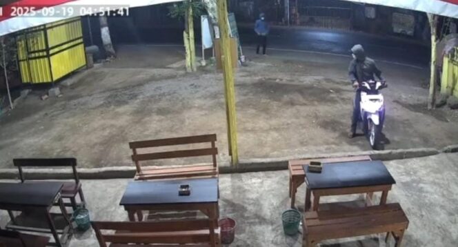 
					Tangkapan layar rekaman CCTV aksi pencurian di Warung Kopi Giras Gondangwetan, Pasuruan.
