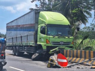 KECELAKAAN: Truk ekspedisi yang disopiri Nur Ahmad pasca menabrak pembatas jalan di Lumajang. (Foto: Asmadi)
