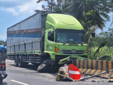 KECELAKAAN: Truk ekspedisi yang disopiri Nur Ahmad pasca menabrak pembatas jalan di Lumajang. (Foto: Asmadi)
