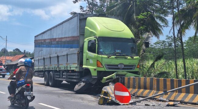 KECELAKAAN: Truk ekspedisi yang disopiri Nur Ahmad pasca menabrak pembatas jalan di Lumajang. (Foto: Asmadi)
