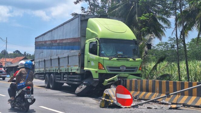 
					KECELAKAAN: Truk ekspedisi yang disopiri Nur Ahmad pasca menabrak pembatas jalan di Lumajang. (Foto: Asmadi)
