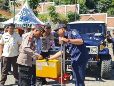 UJI KELAYAKAN: Suasana uji kelayakan jeep Bromo oleh Satlantas Polres Probolinggo bekerjasama dengan Dishub setempat. (Foto: Bag. Humas Polres Probolinggo)