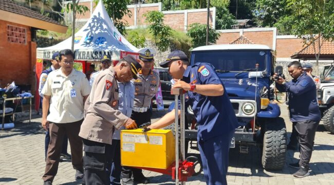 UJI KELAYAKAN: Suasana uji kelayakan jeep Bromo oleh Satlantas Polres Probolinggo bekerjasama dengan Dishub setempat. (Foto: Bag. Humas Polres Probolinggo)
