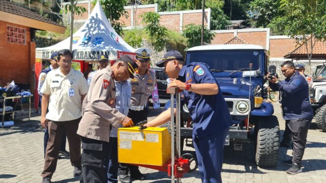 
					UJI KELAYAKAN: Suasana uji kelayakan jeep Bromo oleh Satlantas Polres Probolinggo bekerjasama dengan Dishub setempat. (Foto: Bag. Humas Polres Probolinggo)