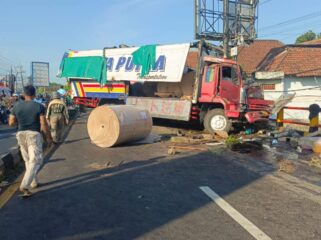 Truk wing box Nopol N-9458-UG mengalami kecelakaan di Jalan Raya Malang-Surabaya.
(Foto: M. Rois)