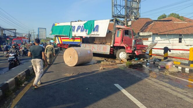 
					Truk wing box Nopol N-9458-UG mengalami kecelakaan di Jalan Raya Malang-Surabaya.
(Foto: M. Rois)