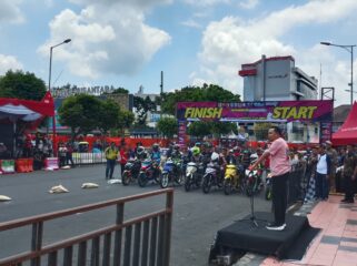 PAPARAN: Bupati Jember, Muhammad Fawait saat menghadiri agenda olahraga otomotif di pusat kota pada Minggu (21/9/25) lalu. (Foto: Istimewa).