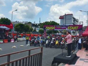 PAPARAN: Bupati Jember, Muhammad Fawait saat menghadiri agenda olahraga otomotif di pusat kota pada Minggu (21/9/25) lalu. (Foto: Istimewa).