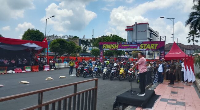 PAPARAN: Bupati Jember, Muhammad Fawait saat menghadiri agenda olahraga otomotif di pusat kota pada Minggu (21/9/25) lalu. (Foto: Istimewa).