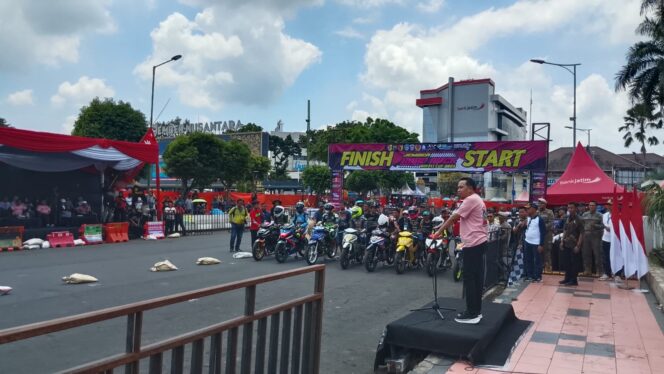 
					PAPARAN: Bupati Jember, Muhammad Fawait saat menghadiri agenda olahraga otomotif di pusat kota pada Minggu (21/9/25) lalu. (Foto: Istimewa).