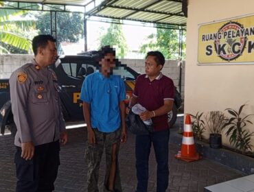 DITANGKAP: Pelaku Kekerasan Dalam Rumah Tangga (KDRT) di Desa Curah Duku, Kraton, Pasuruan, usai ditangkap polisi. (foto: Moh. Rois).
