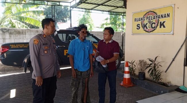 DITANGKAP: Pelaku Kekerasan Dalam Rumah Tangga (KDRT) di Desa Curah Duku, Kraton, Pasuruan, usai ditangkap polisi. (foto: Moh. Rois).
