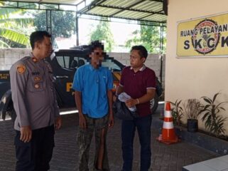 Terduga pelaku penganiayaan terhadap istrinya diamankan di Polres Pasuruan. (Foto: Moh. Rois)