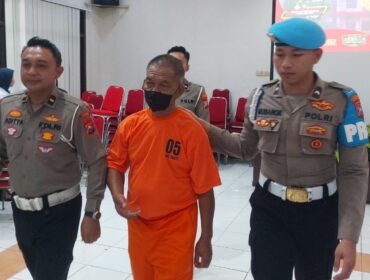 TERSANGKA: Sopir bus Ind’s 88, Albahri (59) (kenakan baju tahanan) ditetapkan polisi sebagai tersangka laka maut di jalur Bromo. (foto: Hafiz Rozani).

