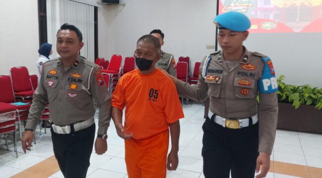 TERSANGKA: Sopir bus Ind’s 88, Albahri (59) (kenakan baju tahanan) ditetapkan polisi sebagai tersangka laka maut di jalur Bromo. (foto: Hafiz Rozani).
