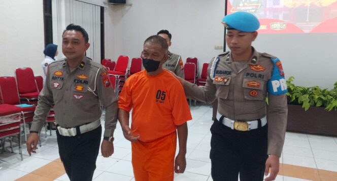 
					TERSANGKA: Sopir bus Ind’s 88, Albahri (59) (kenakan baju tahanan) ditetapkan polisi sebagai tersangka laka maut di jalur Bromo. (foto: Hafiz Rozani).
